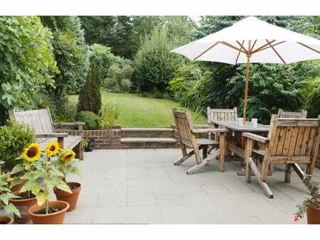 ** superbe appartement avec jardin privatif et parking**