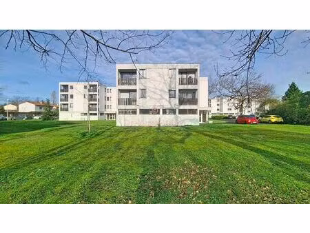 appartement lumineux avec balcon à pessac