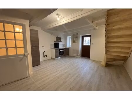 location maison  m² t-2 à croutelle  583 €