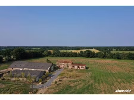 ferme au milieu de 6 hectares de prairie