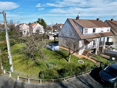 charmante maison mitoyenne de 84m2 à riom sur une parcelle d