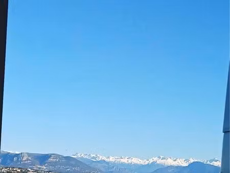 à louer sur antibes 3 pièces dernier étage et traversant expo sud avec superbe vue mer et 