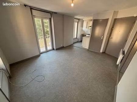 tournon bon quartier – t2 34m2 rénové + balcon