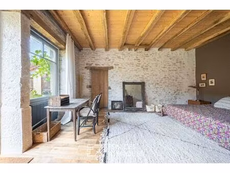 un havre bucolique entre pierre  bois et rivière