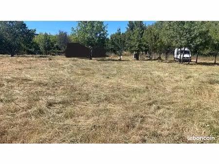 a louer terrain 3500m² plat avec cabanon – idéal chevaux / moutons