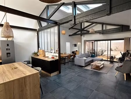 rare à la location : superbe loft de 140 m2 avec patio  3 chambres  bureau et garage - cen