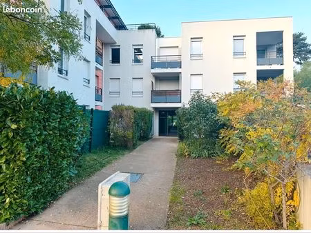 location t3 avec terrasse  garage et parkings 