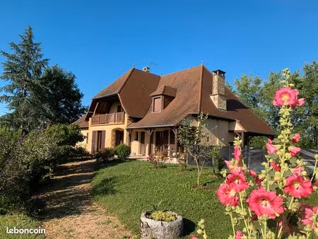 perigord noir  grande et élégante demeure sarladaise avec piscine  vue panoramique et fort