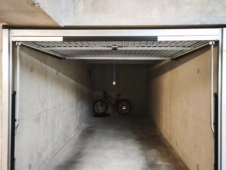 box double fermé 20m2 proche autoroute tram t6/t4