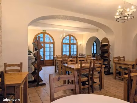 opportunité à saisir ..pas de porte d'un restaurant avec tout le matériel