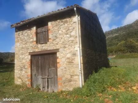 grange proche d'une rivière plus parcelles