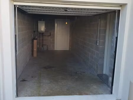 grand garage en location