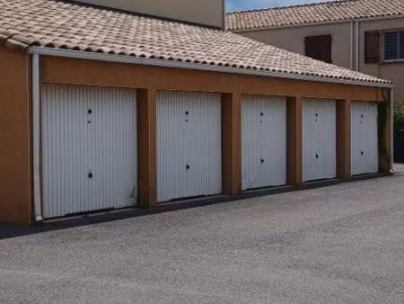 parking/box 1 pièce 15 m²