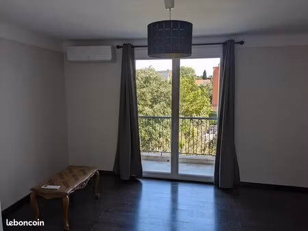 loue bel appartement de 70 m2. 1020 euros/mois. a proximité des arceaux et du quartier bou