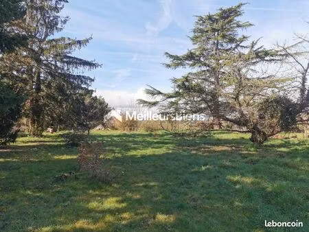 terrain 1 900 m² pact