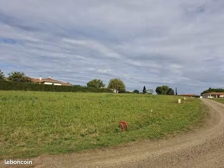 terrain 908 m² bats