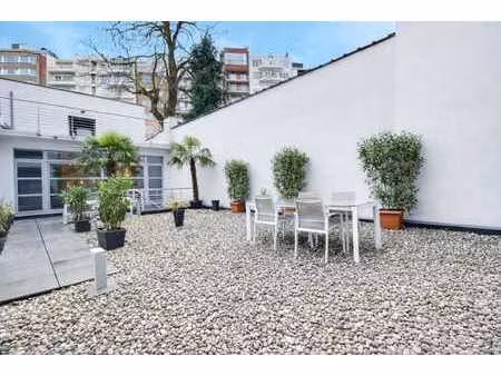 arrière maison d'architecte avec cour et garage