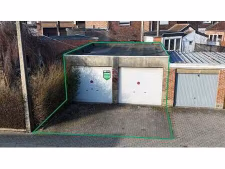 double garage ou entrepôt 50m² avec 2 emplacements parking.