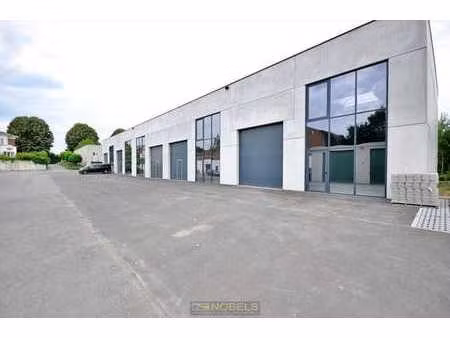 spacieux entrepôt industriel à louer à ronse
