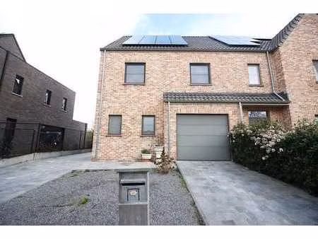 maison familiale récente dans un quartier résidentiel