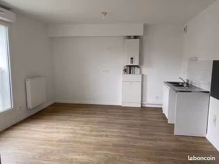 vend t2 en très bon état à eysines  limite mérignac  proche de l'arrêt mérignac les pins