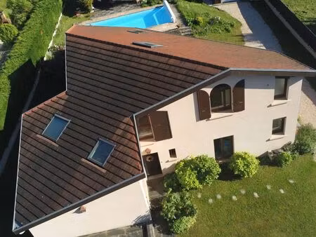 maison lumineuse avec piscine 171 m² 7 pièces  secteur calme et recherché de bourgoin jall