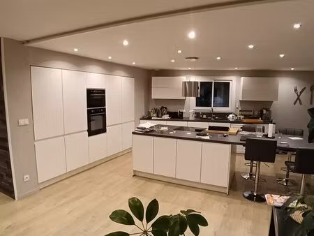 maison de 160 m2 sur garage double + cave et cellier de 90 m2