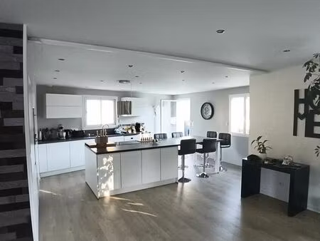 maison t5 de 160 m2. dpe b. sur garage double. 2 caves et cellier. a rives .voiron à 10 mi