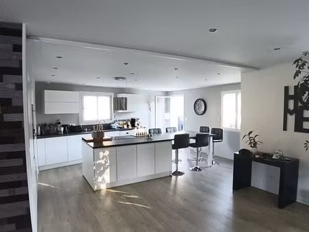 maison t5 de 160 m2. dpe b. sur garage double. 2 caves et cellier. a rives .voiron à 10 mi