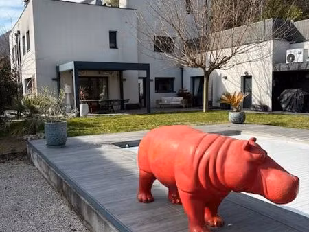 standing - maison contemporaine -5 chambres -piscine -terrain arboré -vue