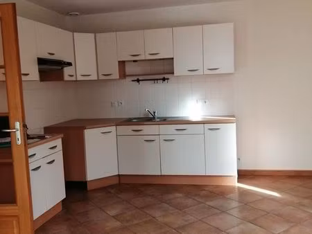 a louer plein centre ville de st aubin du cormier