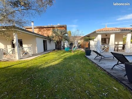 villa avec patios de 210m2 6 chambres piscine garage sur terrain 905m2 sans vis-à-vis