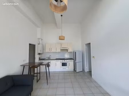 t2 meublé 41 m² avec jardin clos  parking  cuisine équipée