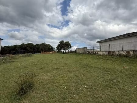 terrain 616 m² avril