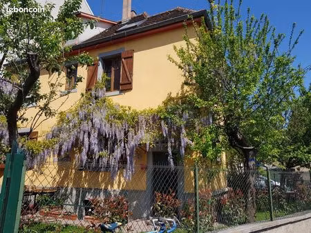 chambre dans une petite maison avec jardin et cuisine indépendante en plein cœur de schilt