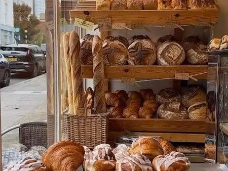 boulangerie + immeuble avec appartement