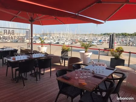 bar restaurant sur port de plaisance