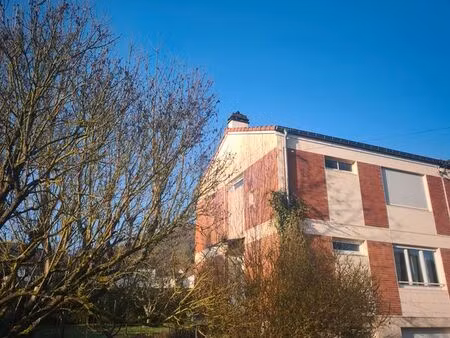 maison mitoyenne  3 chambres  garage  cadastrée sur une jolie parcelle de 498 m² ....