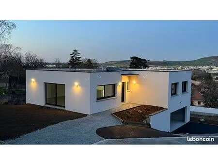 maison récente à perignat