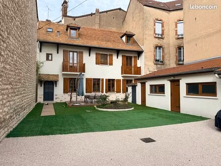 maison de ville avec jardin et dépendance