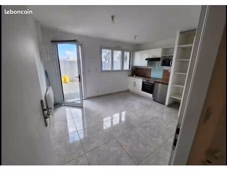 bureau équipé comme un studio