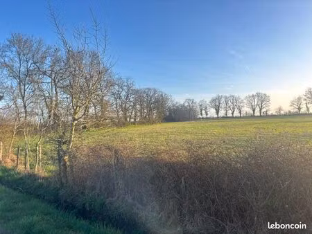 pré de 2 5 hectares clos avec mare