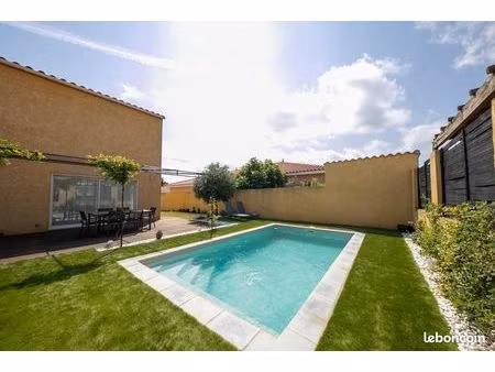 villa 4 chambres dont deux suites parentales et piscine