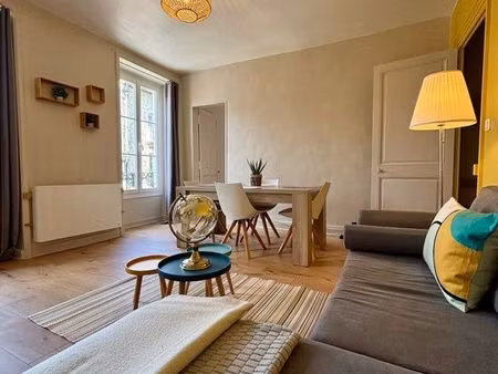 t2 meublé 48 m² – hyper centre – calme – lumineux