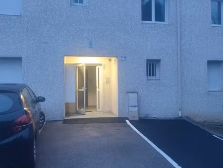 f2 avec parking et extérieur