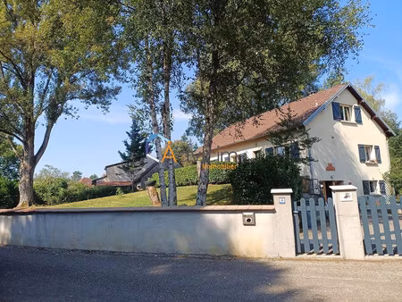 belle maison rénovée avec super atelier .