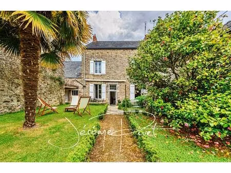 authenticité et beaucoup de charme pour cette demeure coeur de ville.