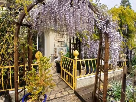 charmante maison en pierre avec vie de plain-pied