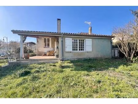 maison de ville dans un village de campagne