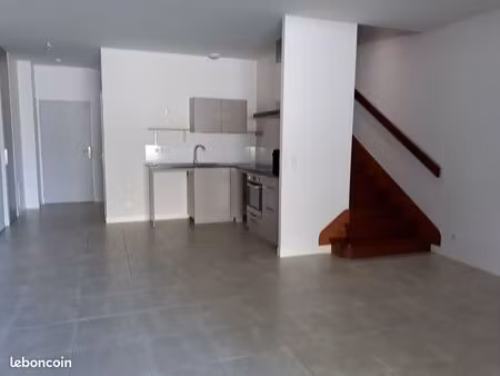 t3 en duplex de 80 m² libre fin avril